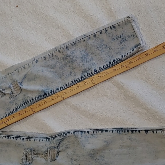 Celebrity Ace Women's Distressed Light Wash Button Closure Skinny Jeans Size 7/8 - Picture 7 of 8